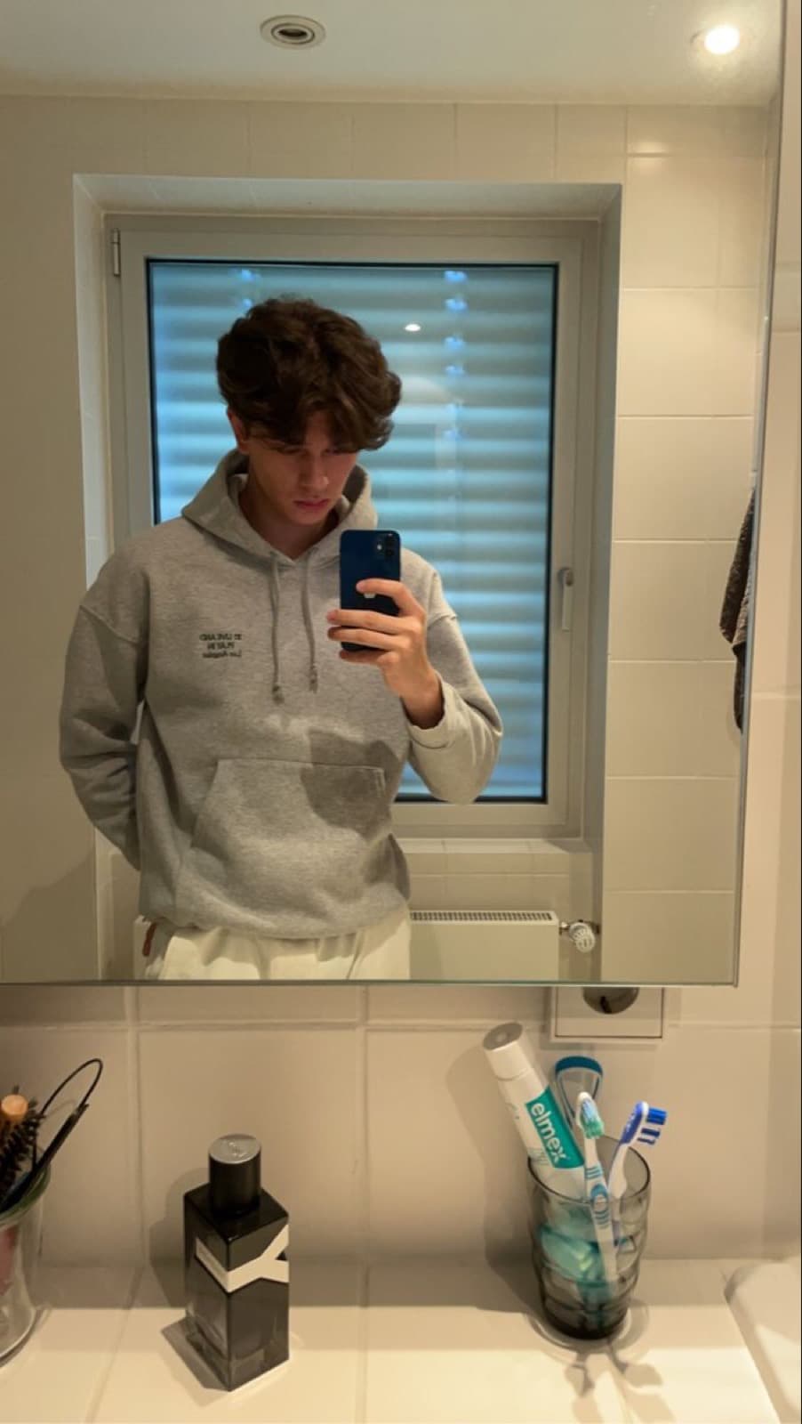 Selfie en solo dans une salle de bain