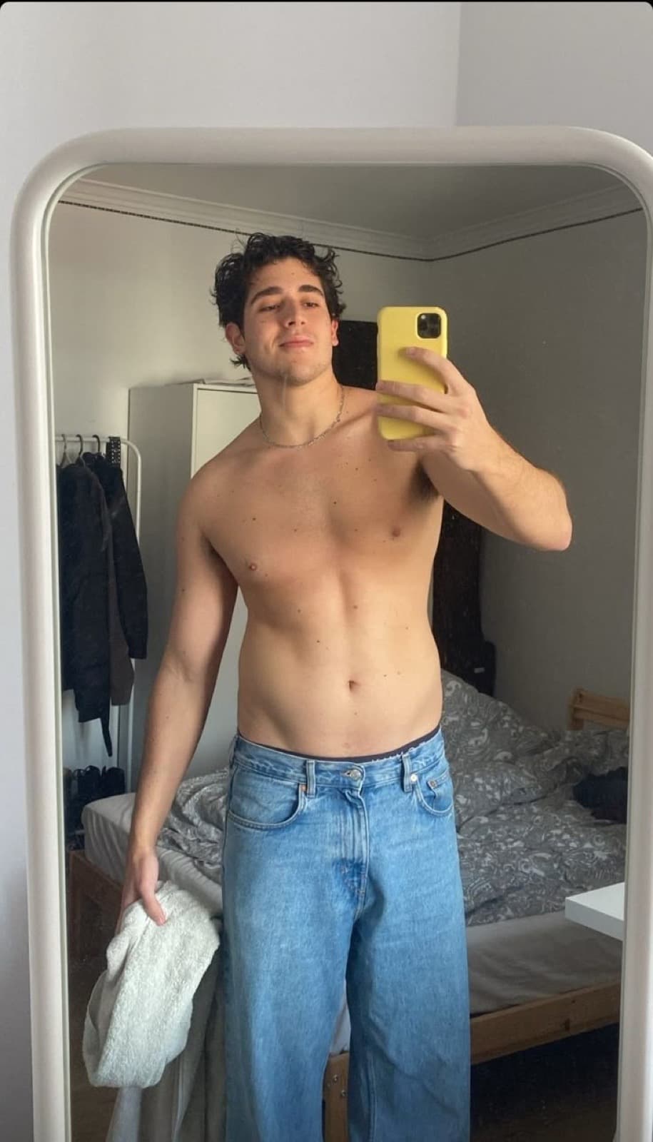 Selfie torse nu devant un miroir