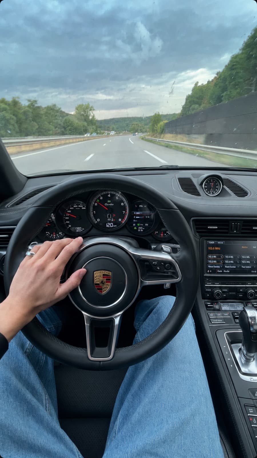 Le même cadrage avec un tableau de bord de Porsche